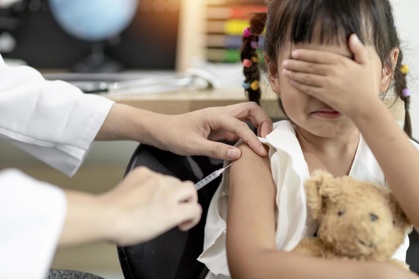 vaccinazione dei bambini. Un'iniezione. messa a fuoco selettiva. foto