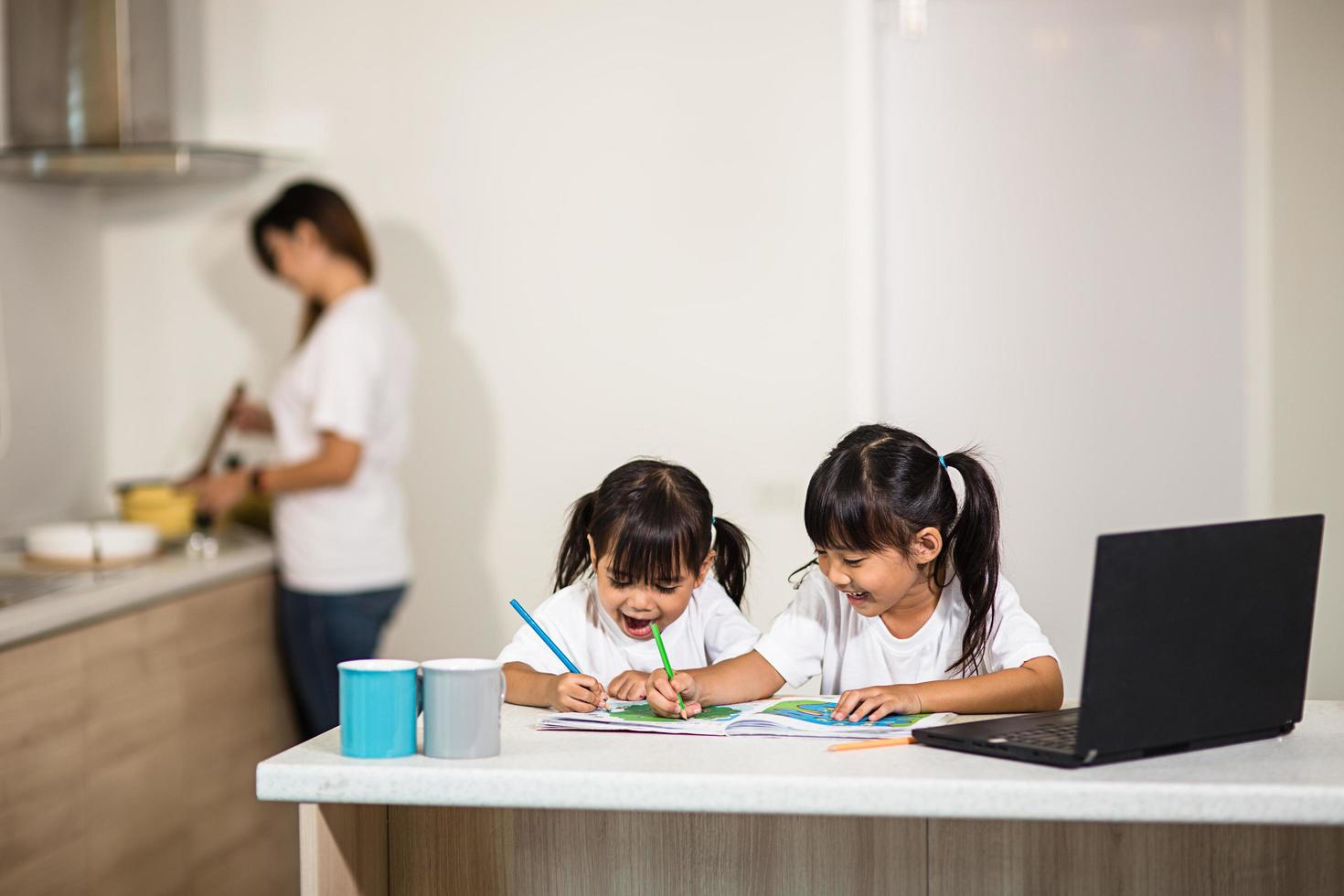 covid-19 coronavirus e apprendimento da casa, concetto di bambino a scuola a casa. i bambini piccoli studiano online imparando da casa con il laptop. foto