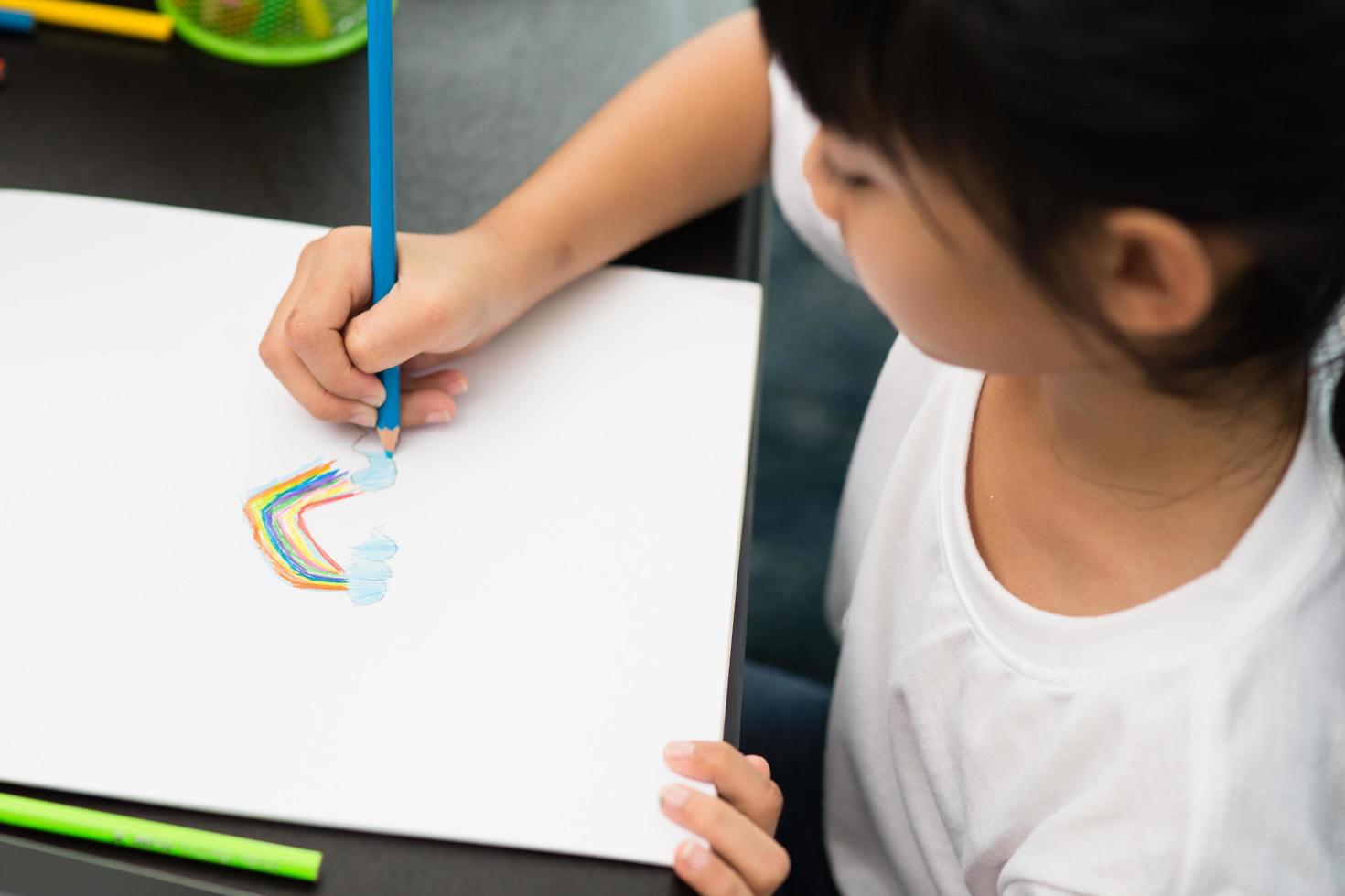 disegno e colorazione della ragazza del bambino in età prescolare foto