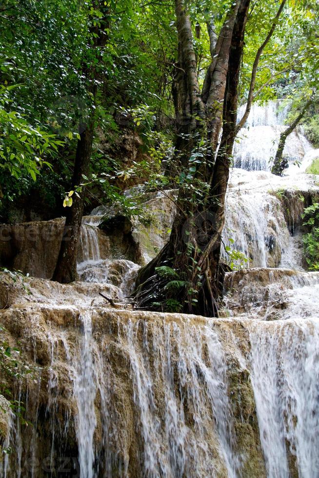 cascata di erawan, kanchanaburi, thailandia foto