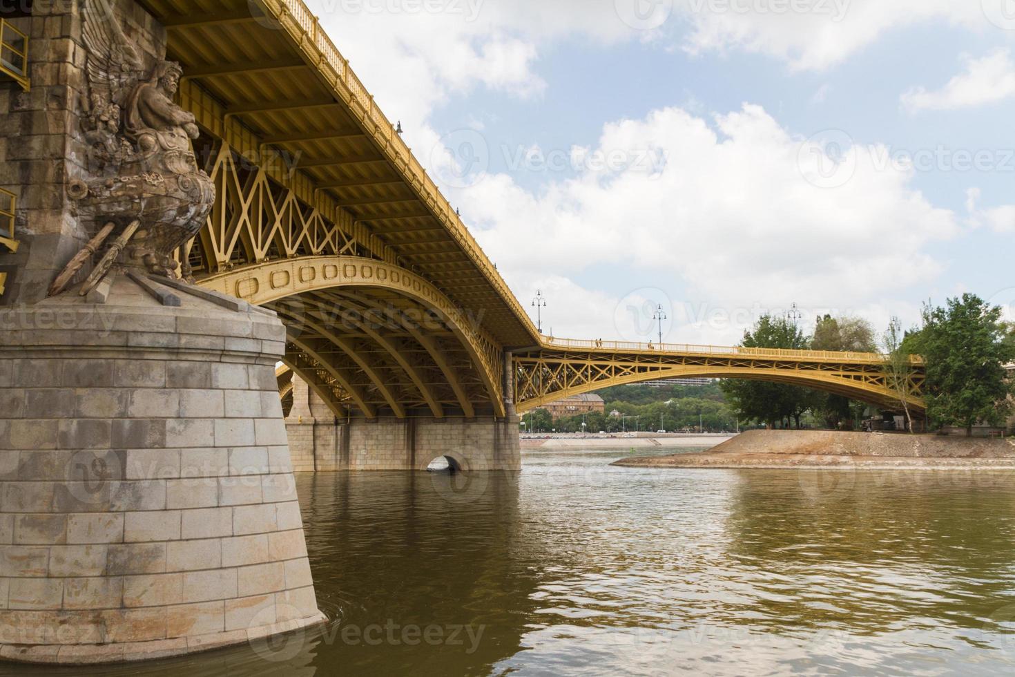 vista panoramica del ponte margit recentemente rinnovato a budapest. foto