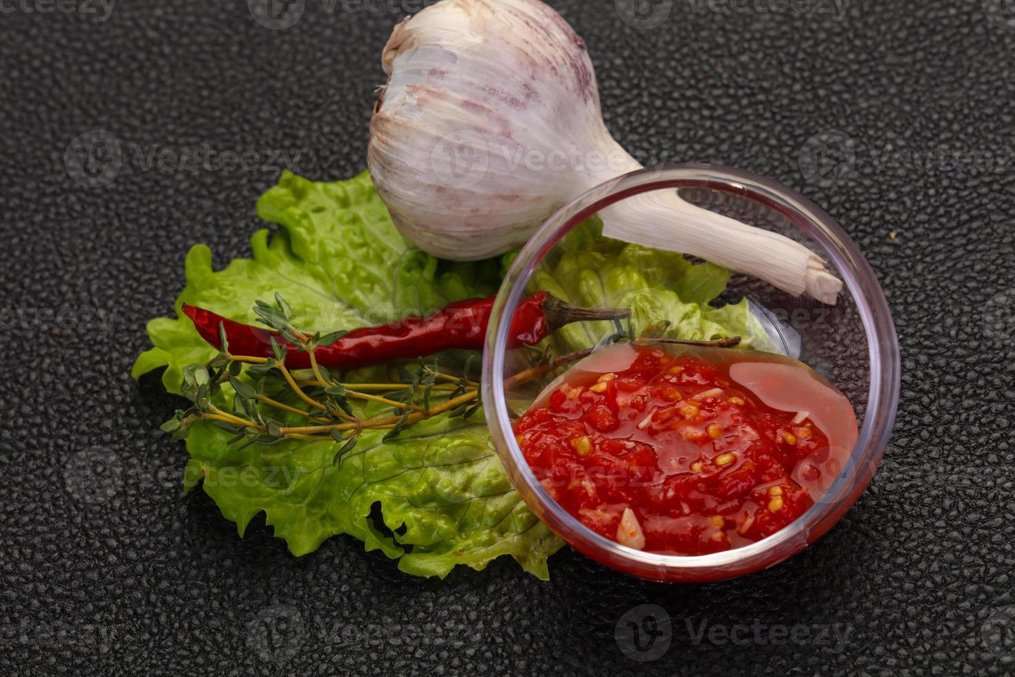 salsa piccante di pomodoro e aglio foto