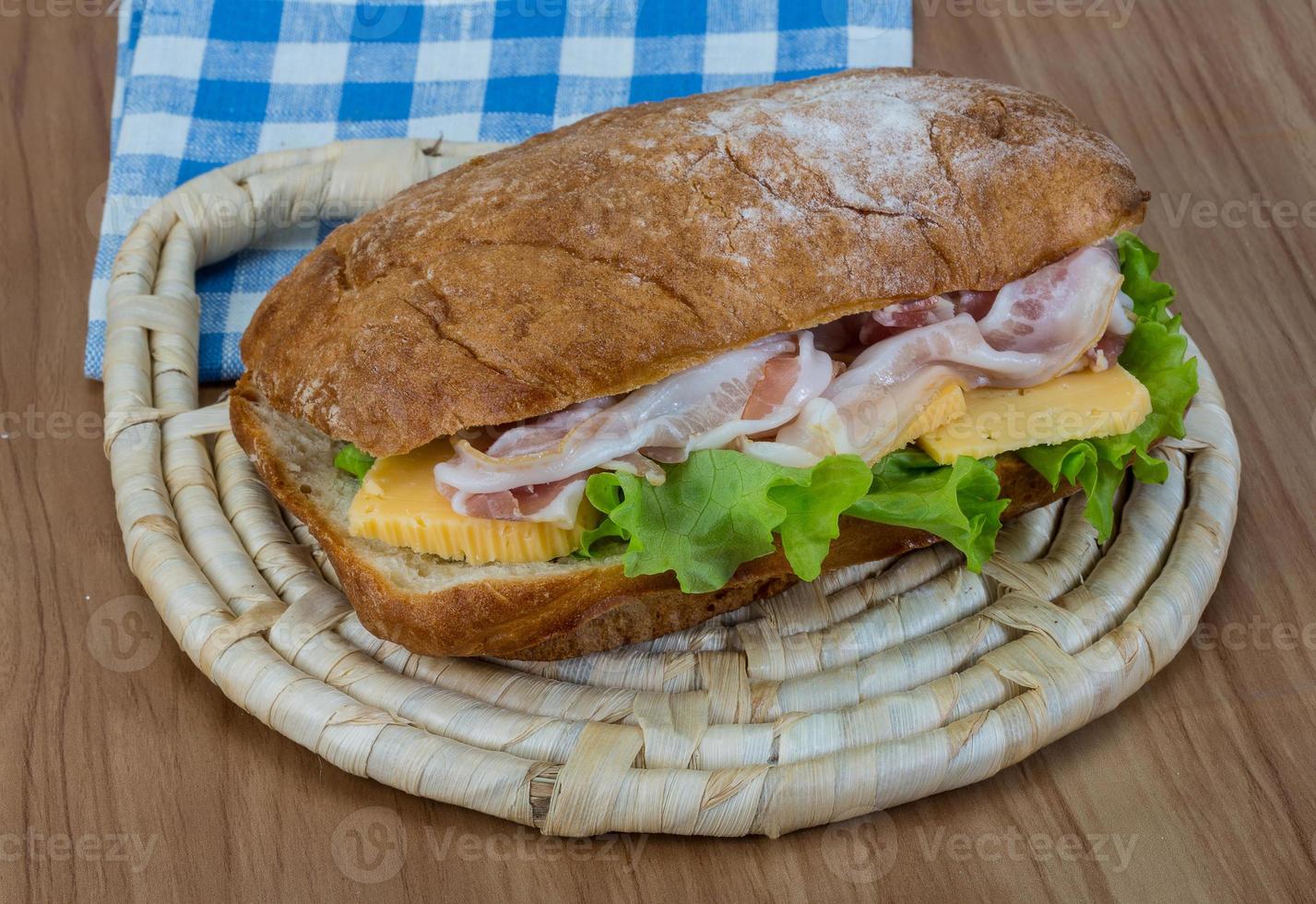 ciabatta con formaggio e pancetta foto