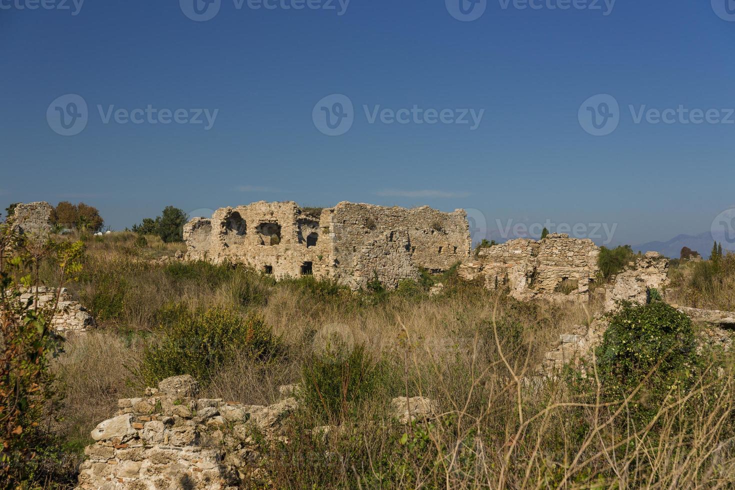 rovine a lato foto