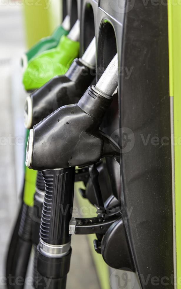 pompe di benzina in una stazione di servizio foto