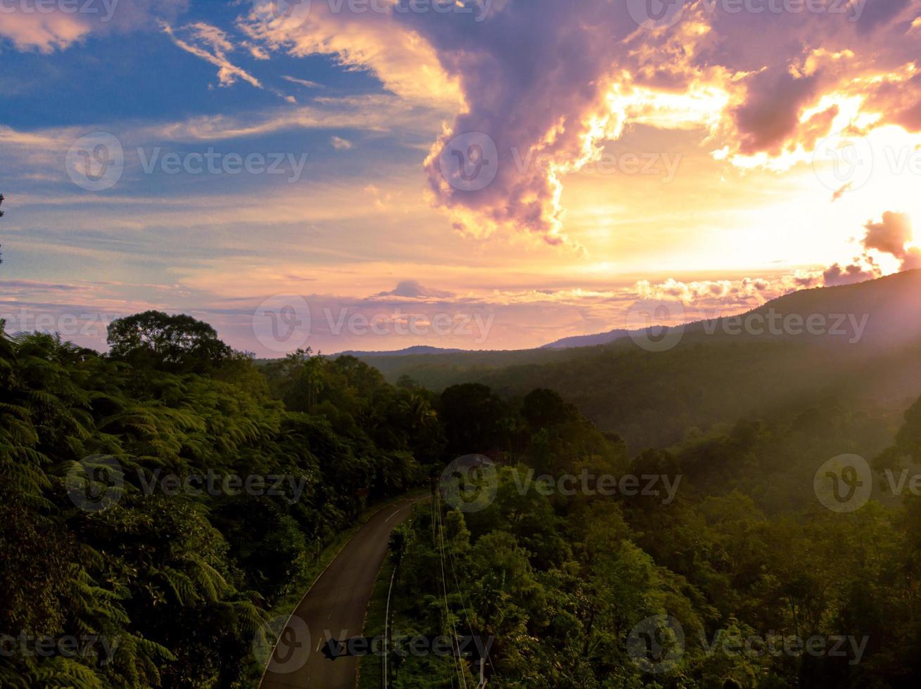 bella ripresa aerea del drone della collina sul tramonto con la strada foto