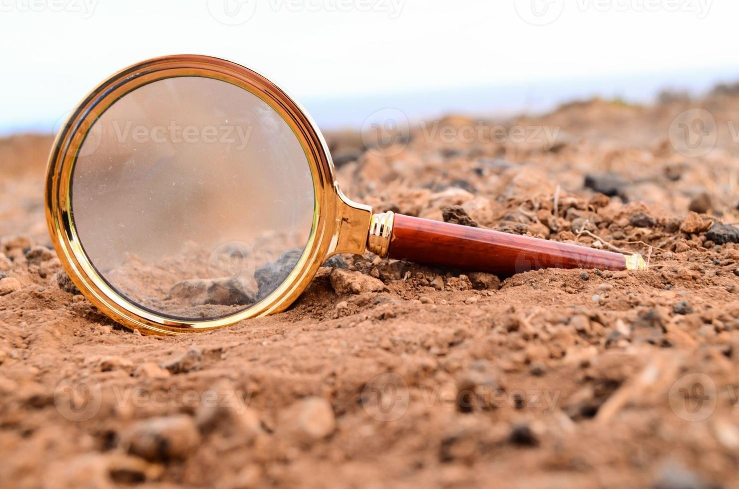 lente d'ingrandimento abbandonata nel deserto foto