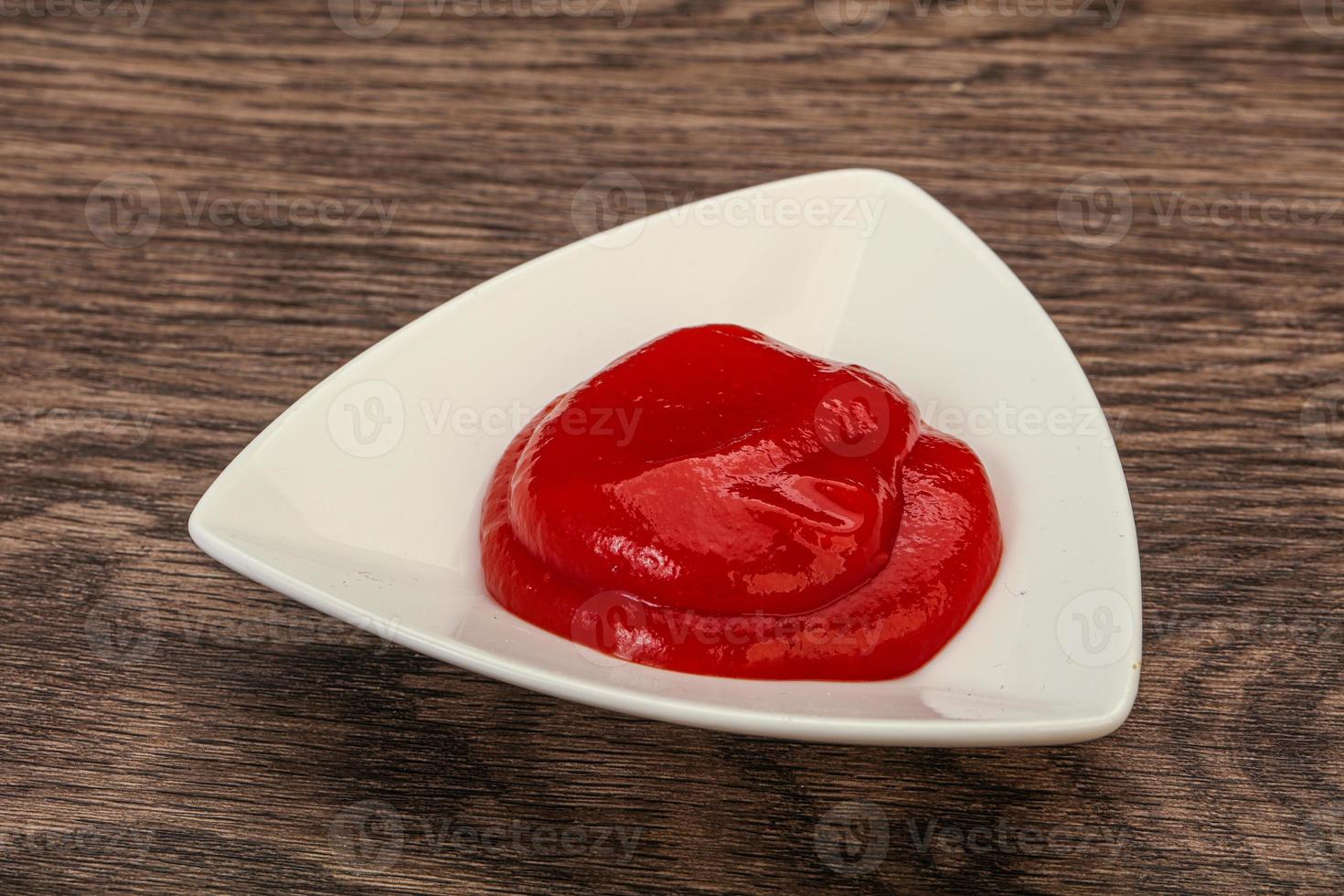 ketchup nella ciotola foto