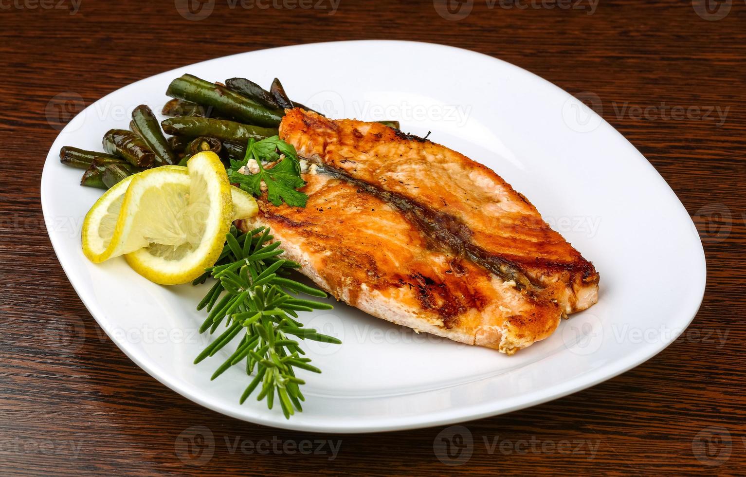 salmone alla griglia con fagiolini foto