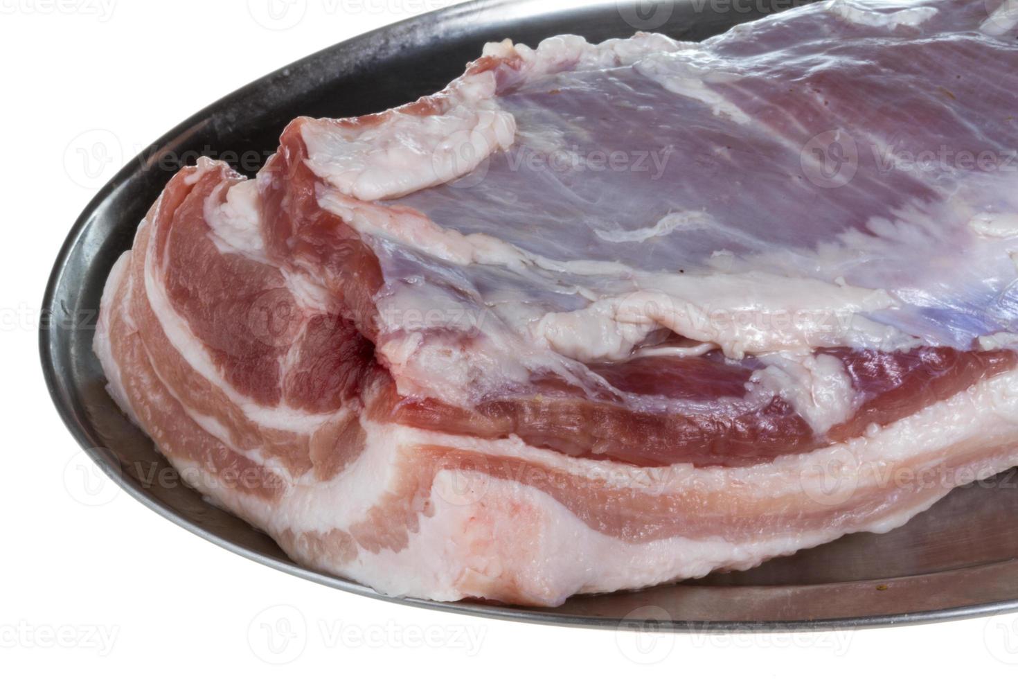 carne succosa cruda isolata su sfondo bianco foto