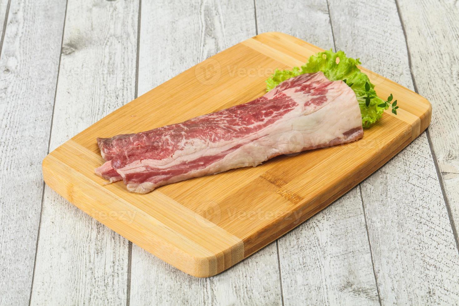 pancetta di manzo cruda su tavola di legno foto