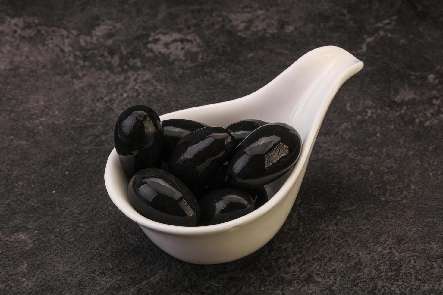 olive nere in salamoia nella ciotola foto