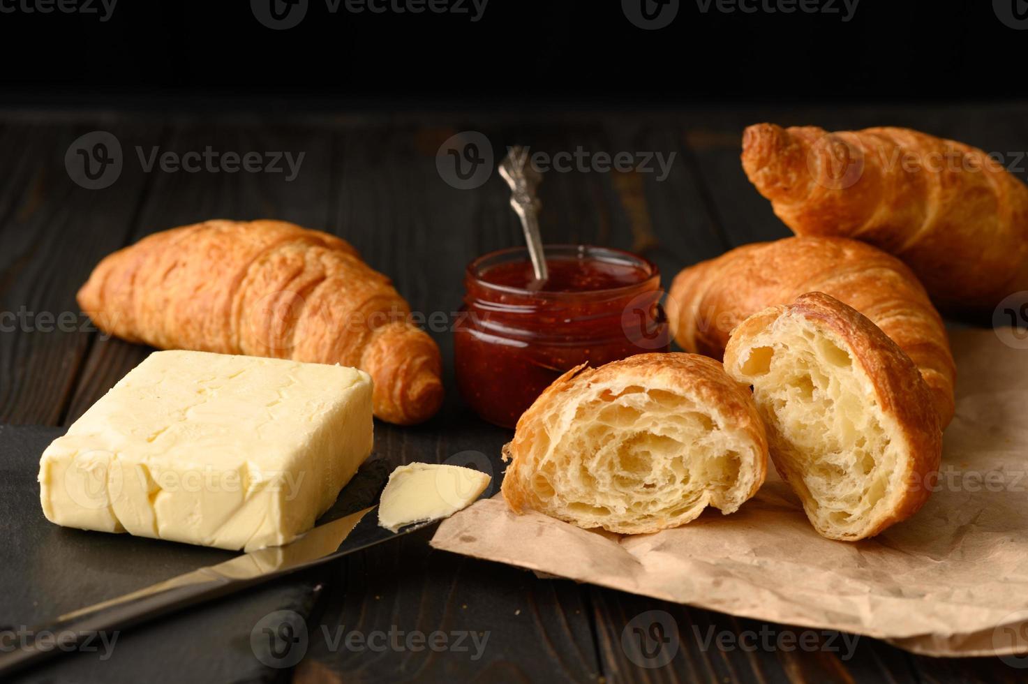 croissant freschi su un fondo di legno. foto