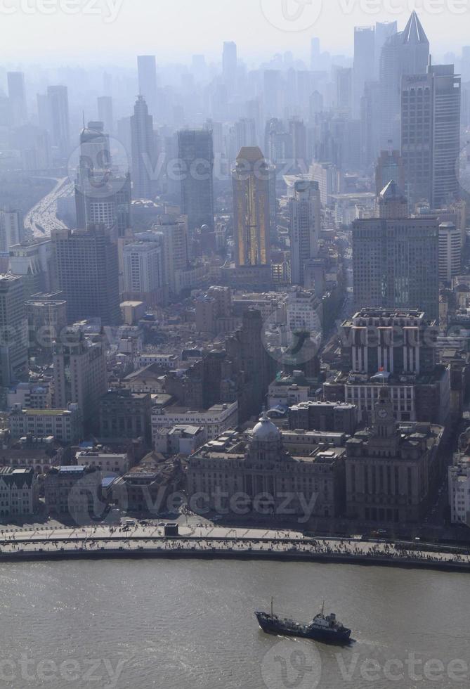 lo smog si trova sopra lo skyline di shanghai, in cina foto