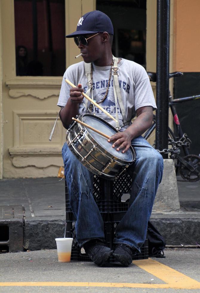 21 aprile 2016 - new orleans, louisiana - un musicista jazz che esegue un assolo di batteria nel quartiere francese di new orleans, louisiana. foto