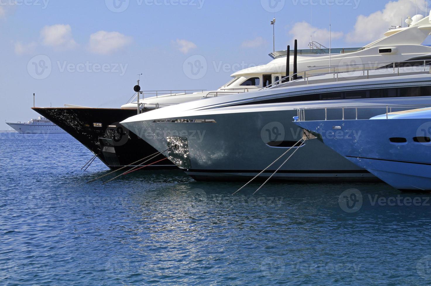 ricchezza in mostra - yacht nel porto di mykonos, in grecia foto