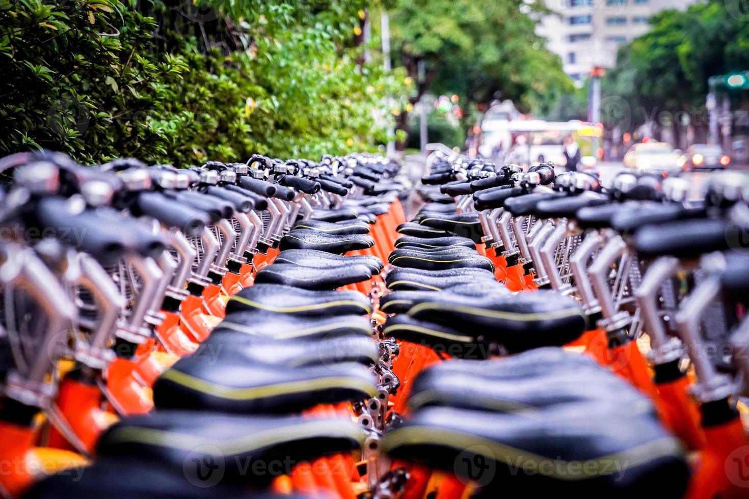 primo piano un sacco di sedili per biciclette, parcheggio di gruppo in affitto., taipei, taiwan. foto