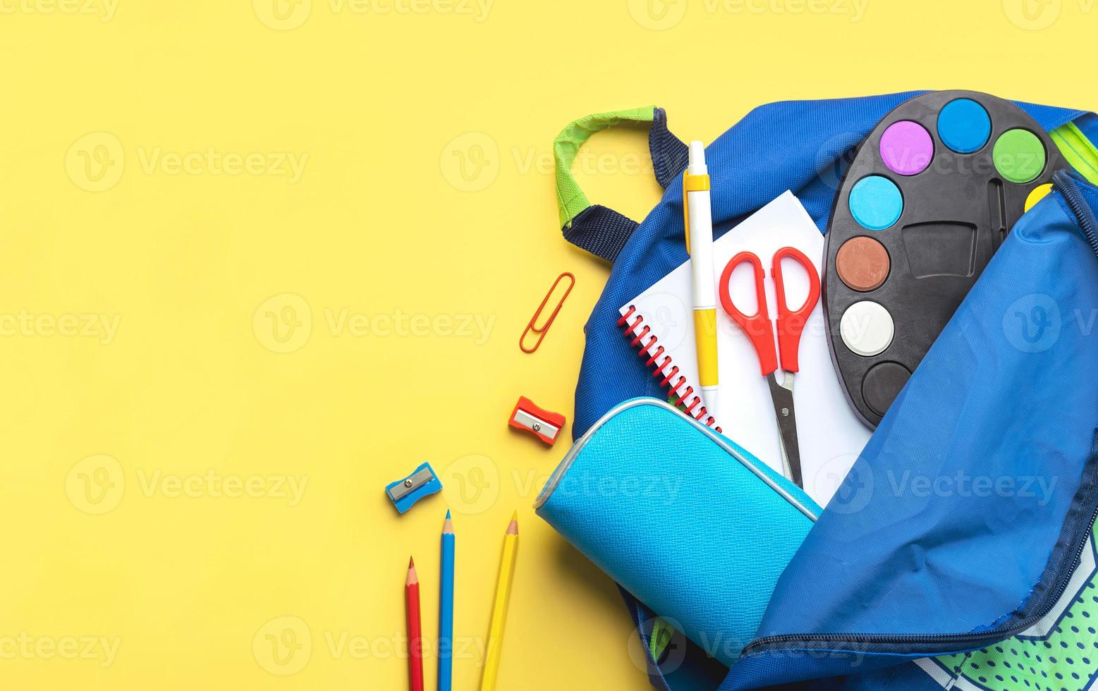 vista dall'alto dello zaino scolastico e del materiale scolastico con spazio per il testo. concetto di ritorno a scuola foto