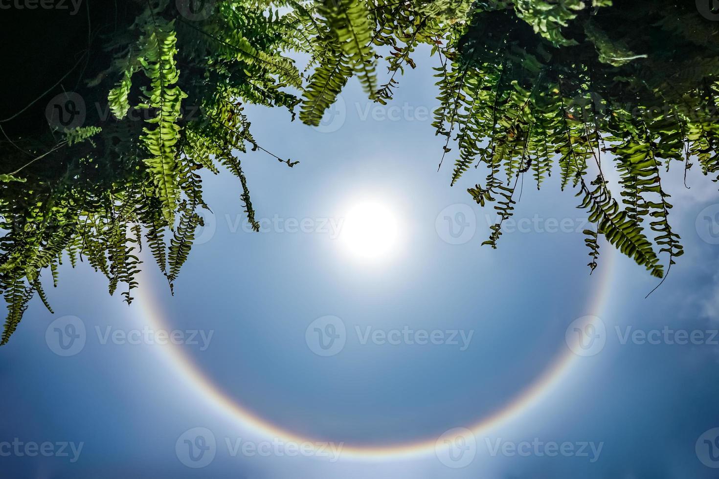 incredibile alone di sole l'arcobaleno circolare attorno al sole nel cielo, questo momento è apparso in Thailandia nel 2016. foto