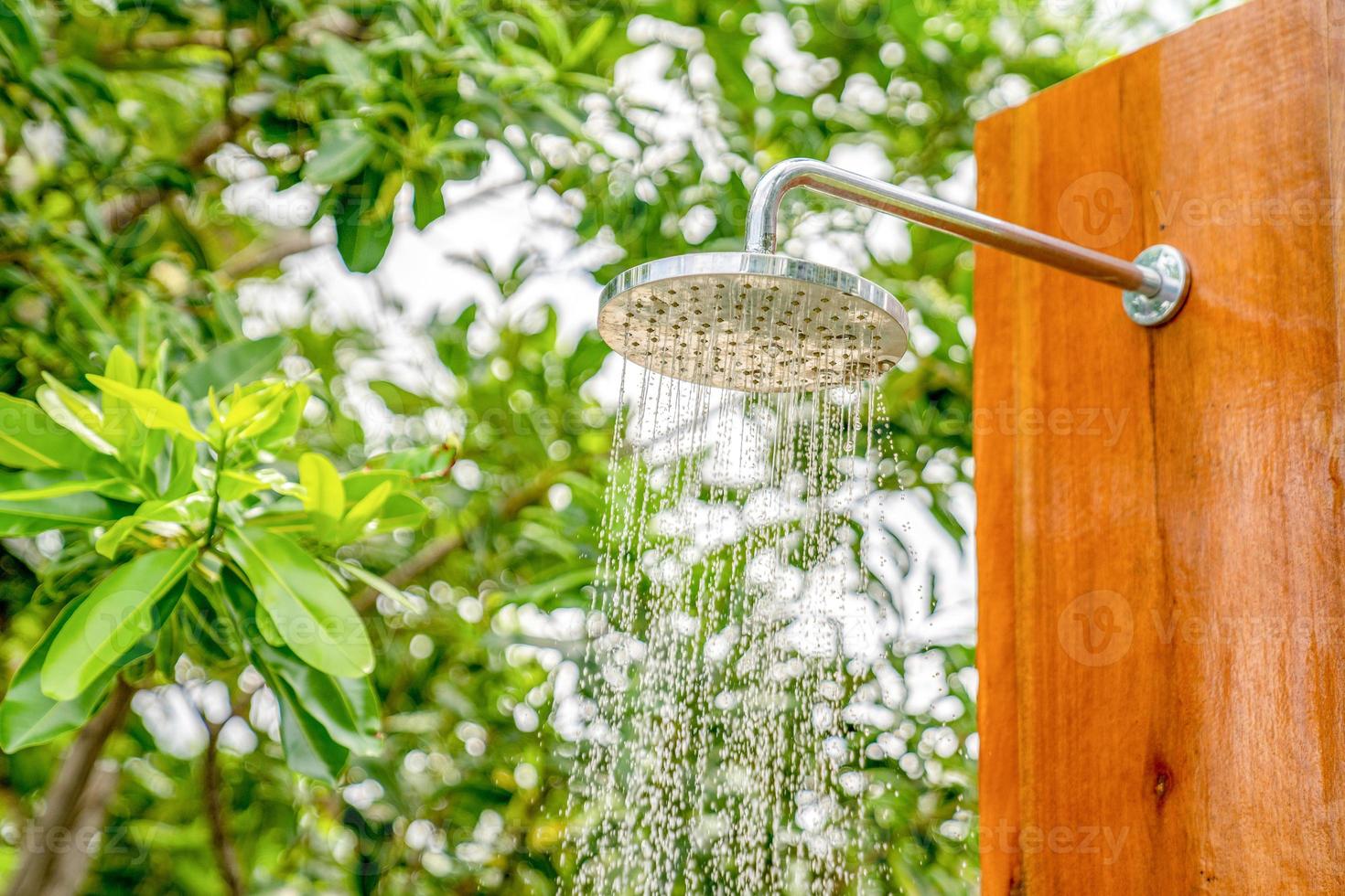 bastone per soffione doccia esterno sul design del palo in lamiera di legno  per fare la doccia prima di saltare nella piscina del resort. 8458304 Stock  Photo su Vecteezy