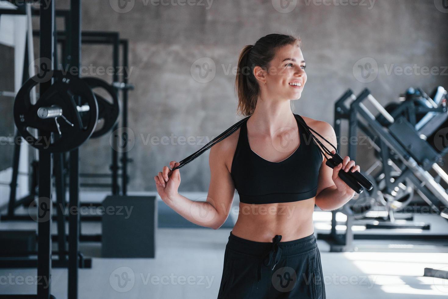 tipo di fisico atletico. foto di una splendida donna bionda in palestra durante il fine settimana