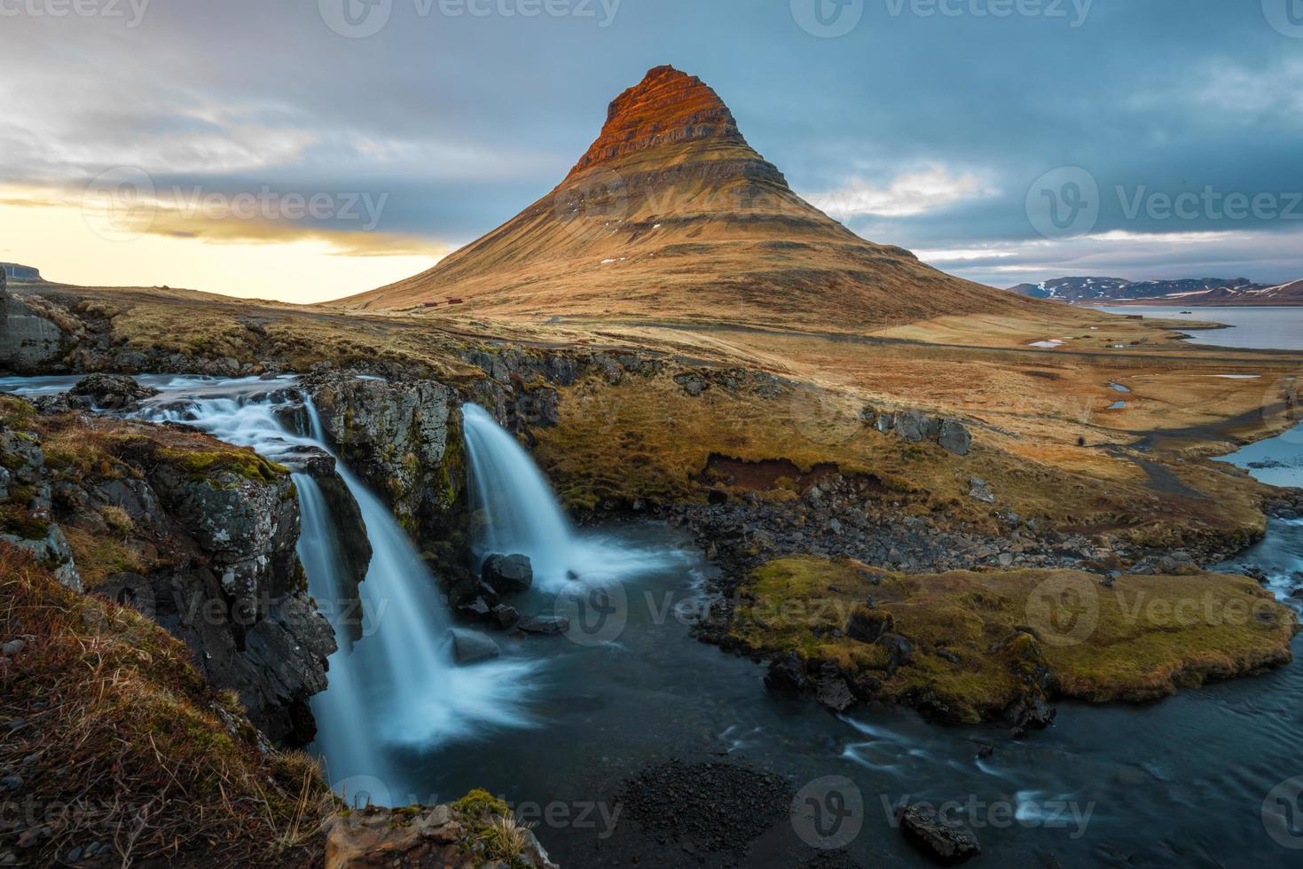 kirkjufell è la montagna più fotografata dell'Islanda situata sulla costa settentrionale della penisola islandese di snaefellsnes, vicino alla città di grundarfjordur. foto