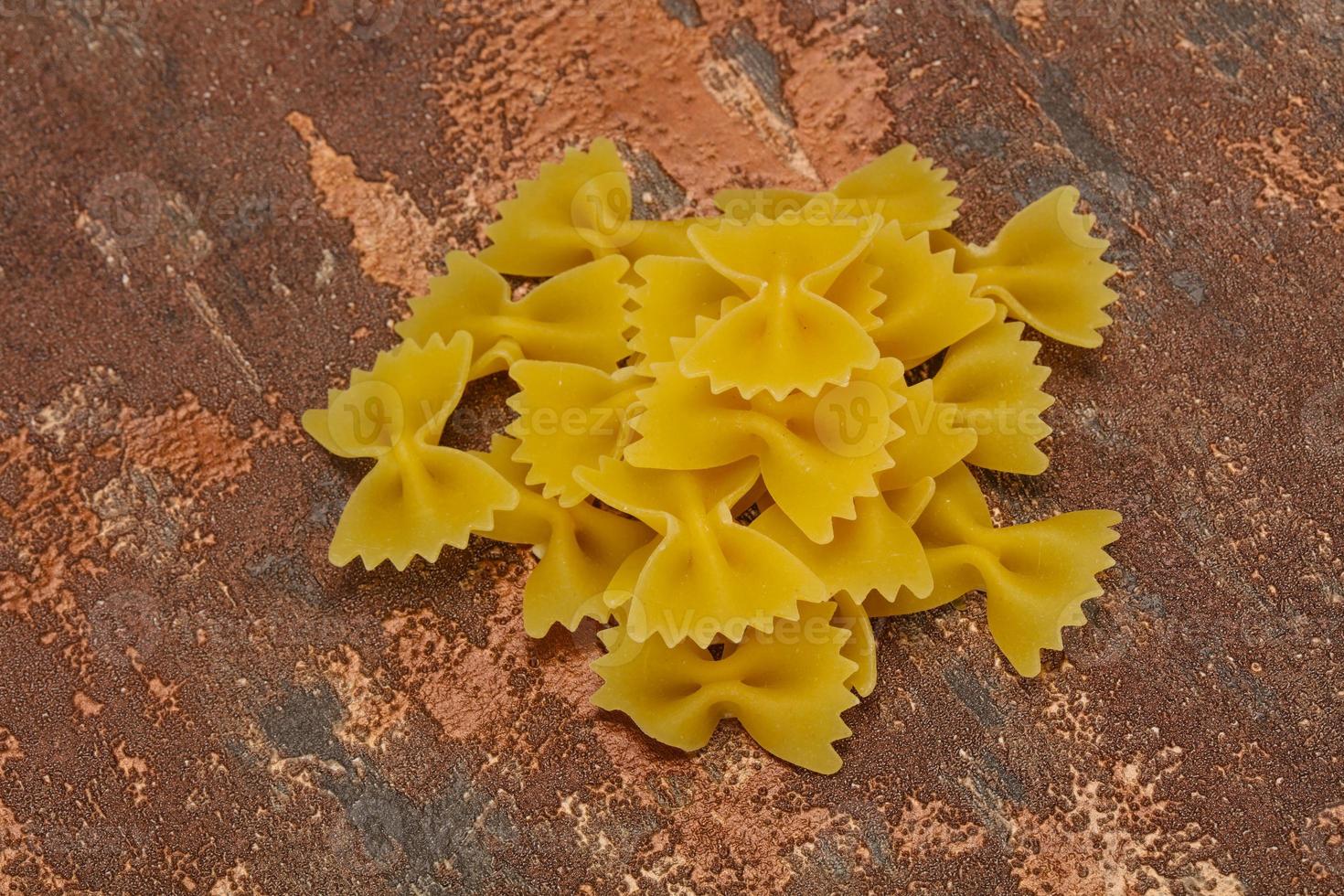 pasta cruda secca di farfalle per la cottura foto