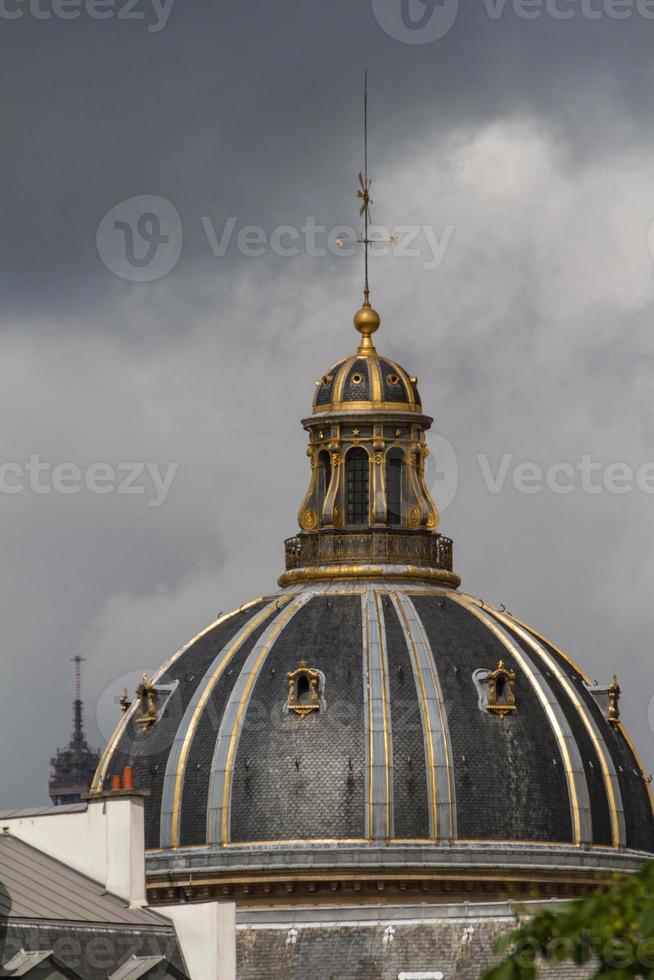 edificio storico a parigi francia foto