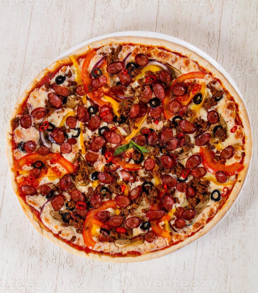 pizza con salsicce e carne macinata foto