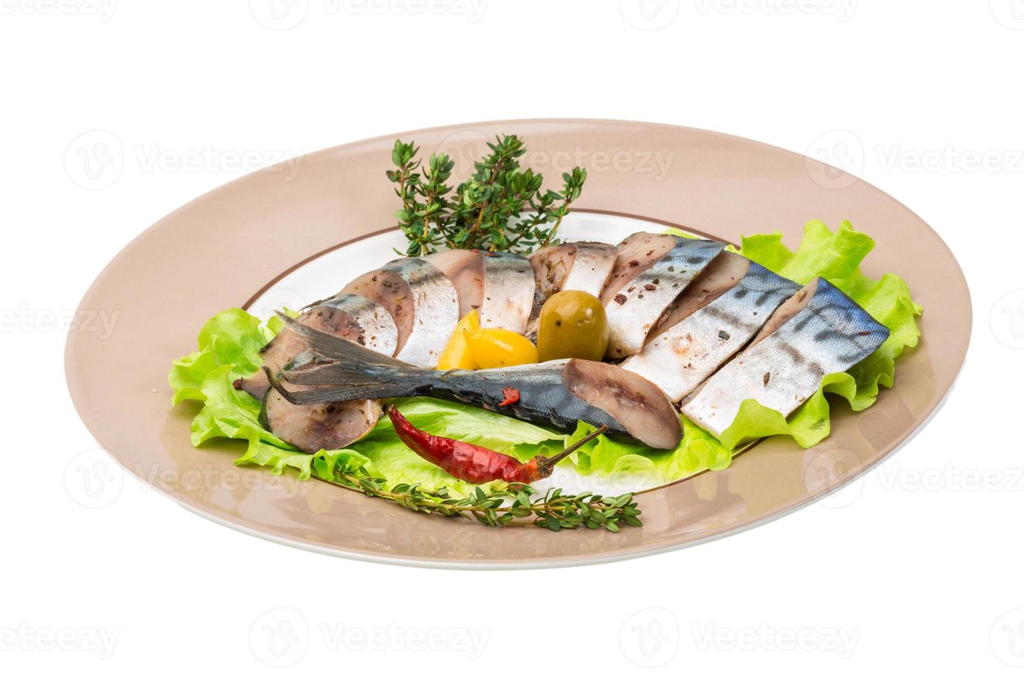 pesce sgombro, affettato su un piatto con lattuga foto