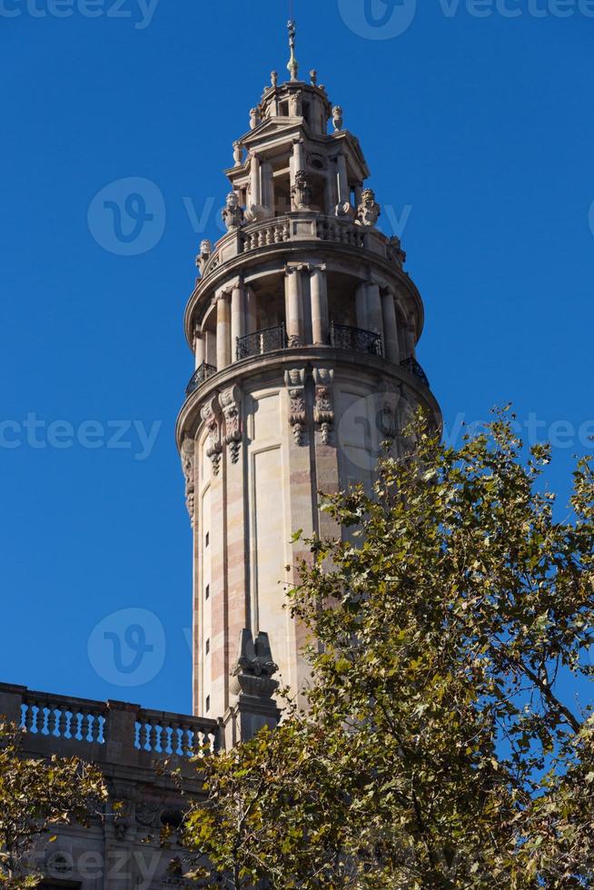 facciate di edifici di grande interesse architettonico nella città di barcellona - spagna foto