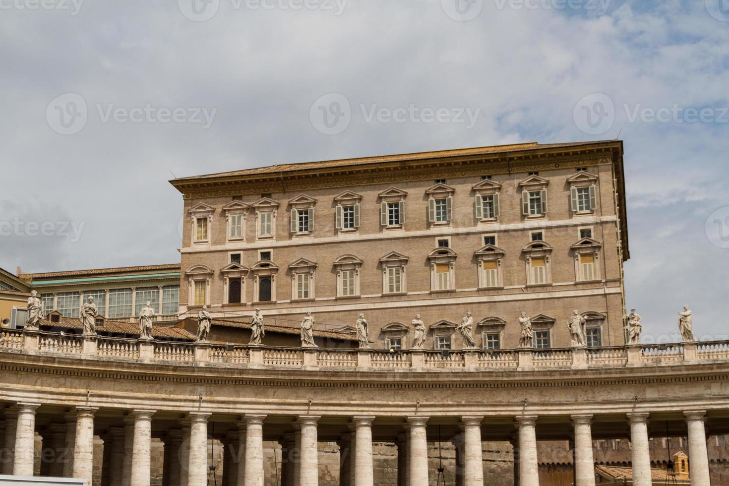 edifici in vaticano, la santa sede a roma, italia. parte della basilica di san pietro. foto