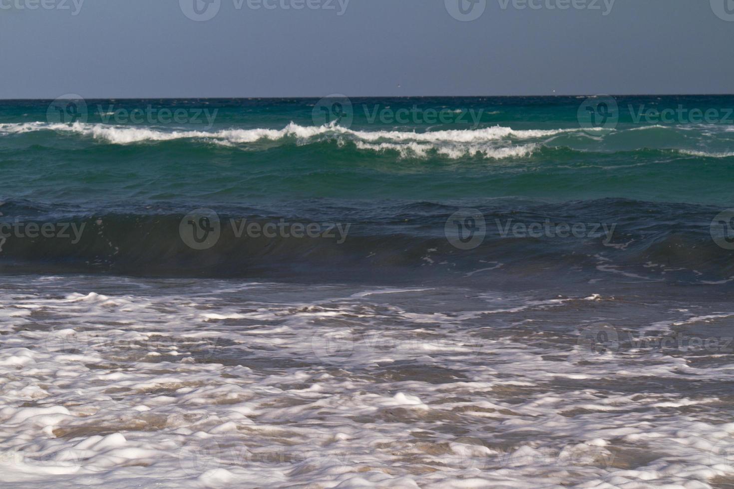 onde del mare sul Mar Mediterraneo foto