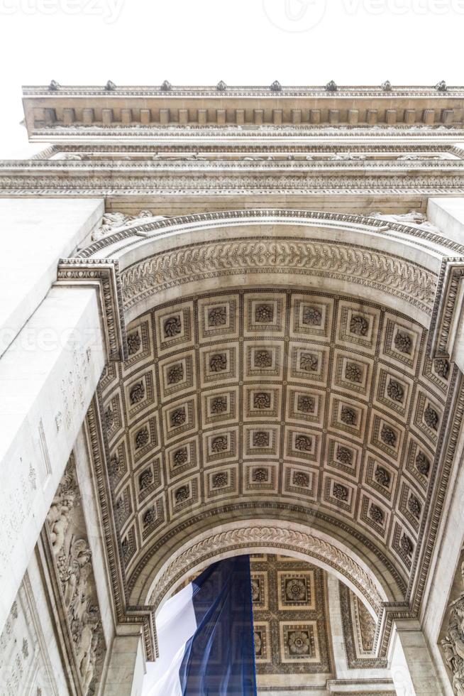 vista su arco di trionfo giostra e giardino delle tuileries, parigi, francia foto