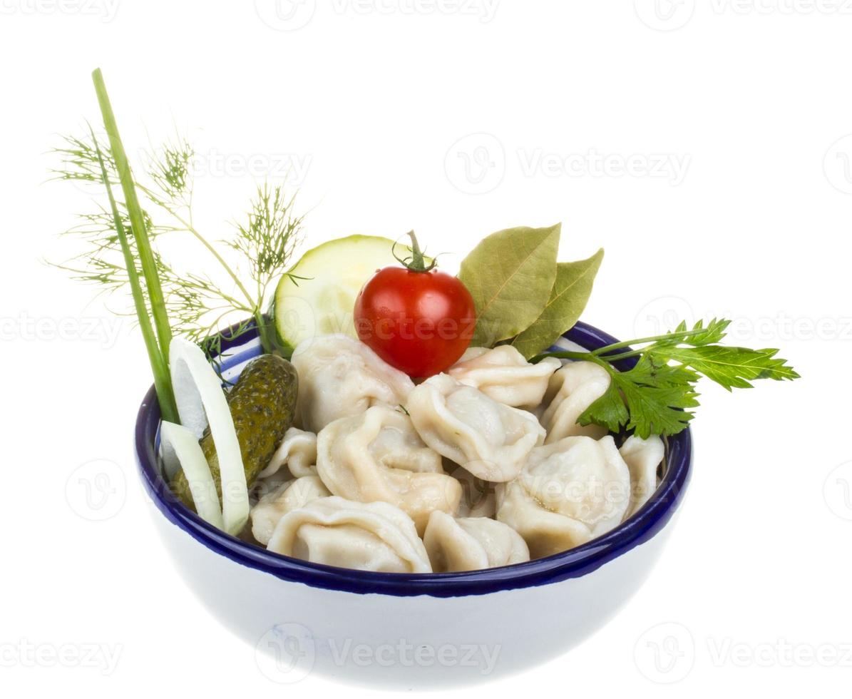 ciotola con piatto tradizionale russo - pelmeni foto