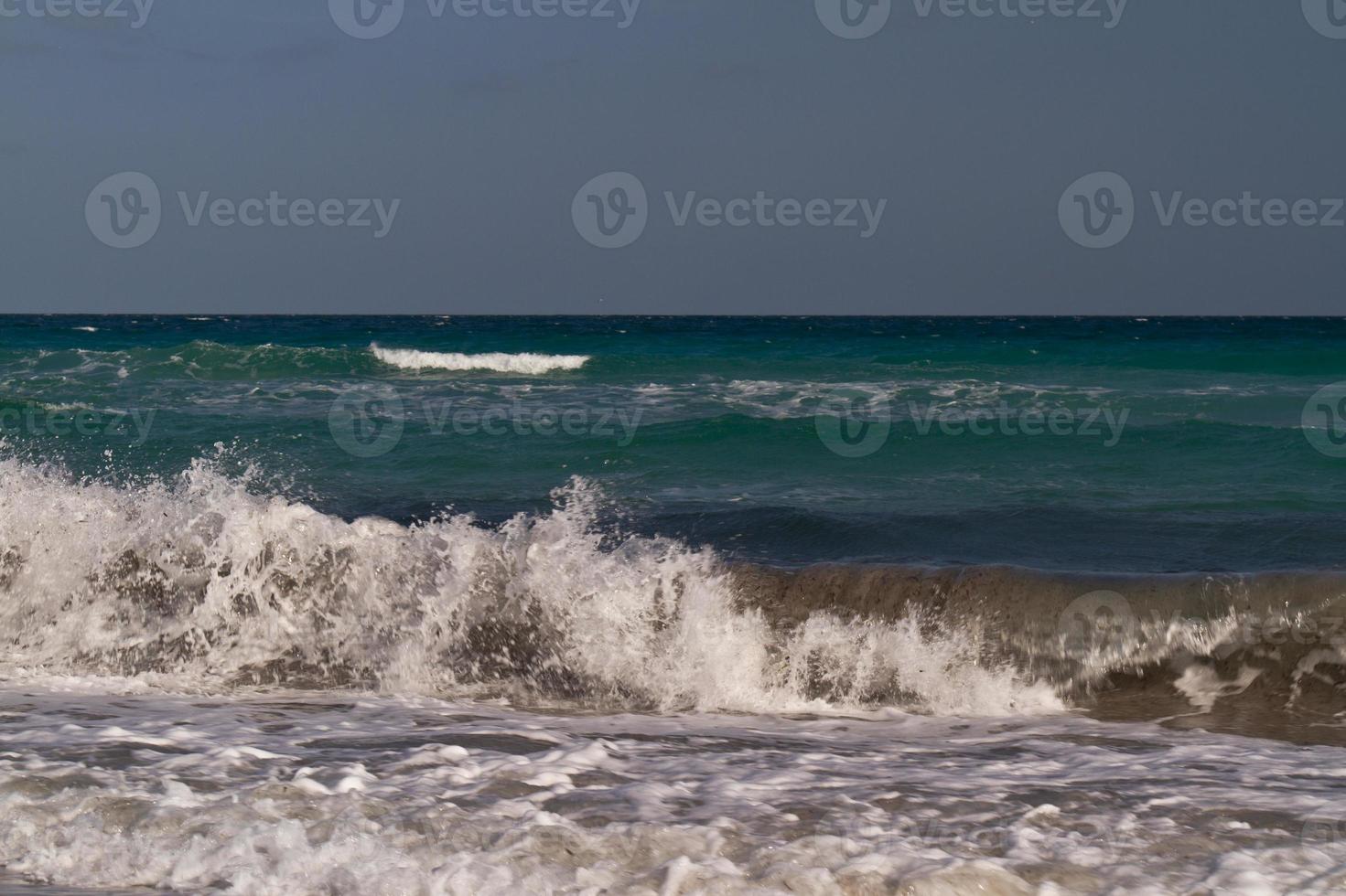 onde del mare sul Mar Mediterraneo foto