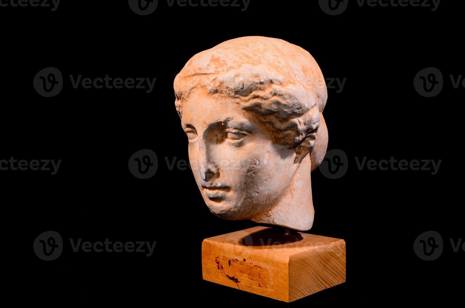 testa dell'antica statua greca isolata foto