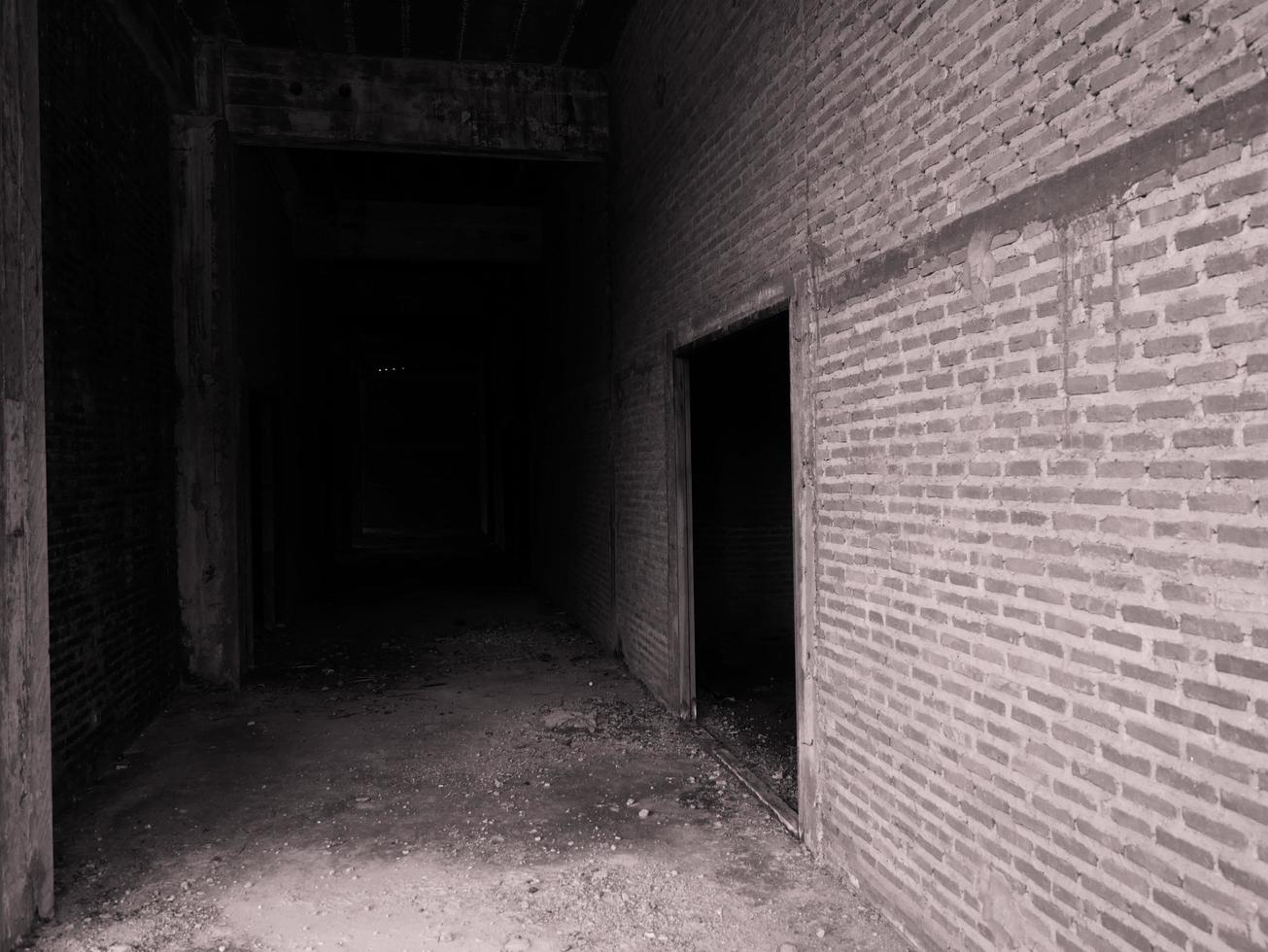 i muri di mattoni dei vecchi edifici abbandonati fanno paura. foto