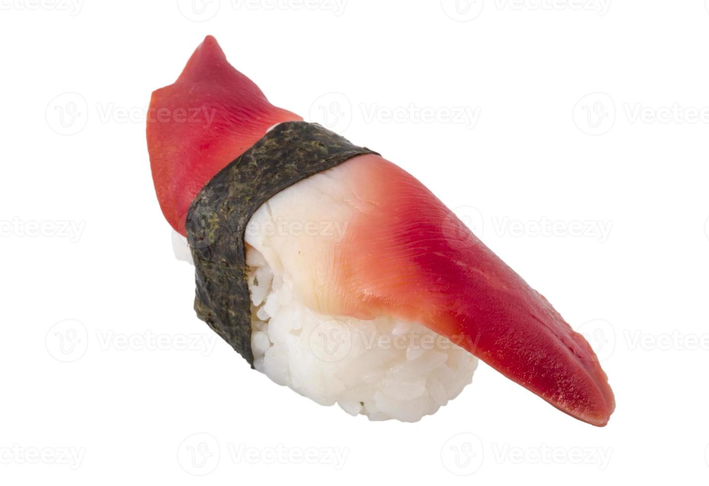 sushi di molluschi hokkigai su sfondo bianco foto