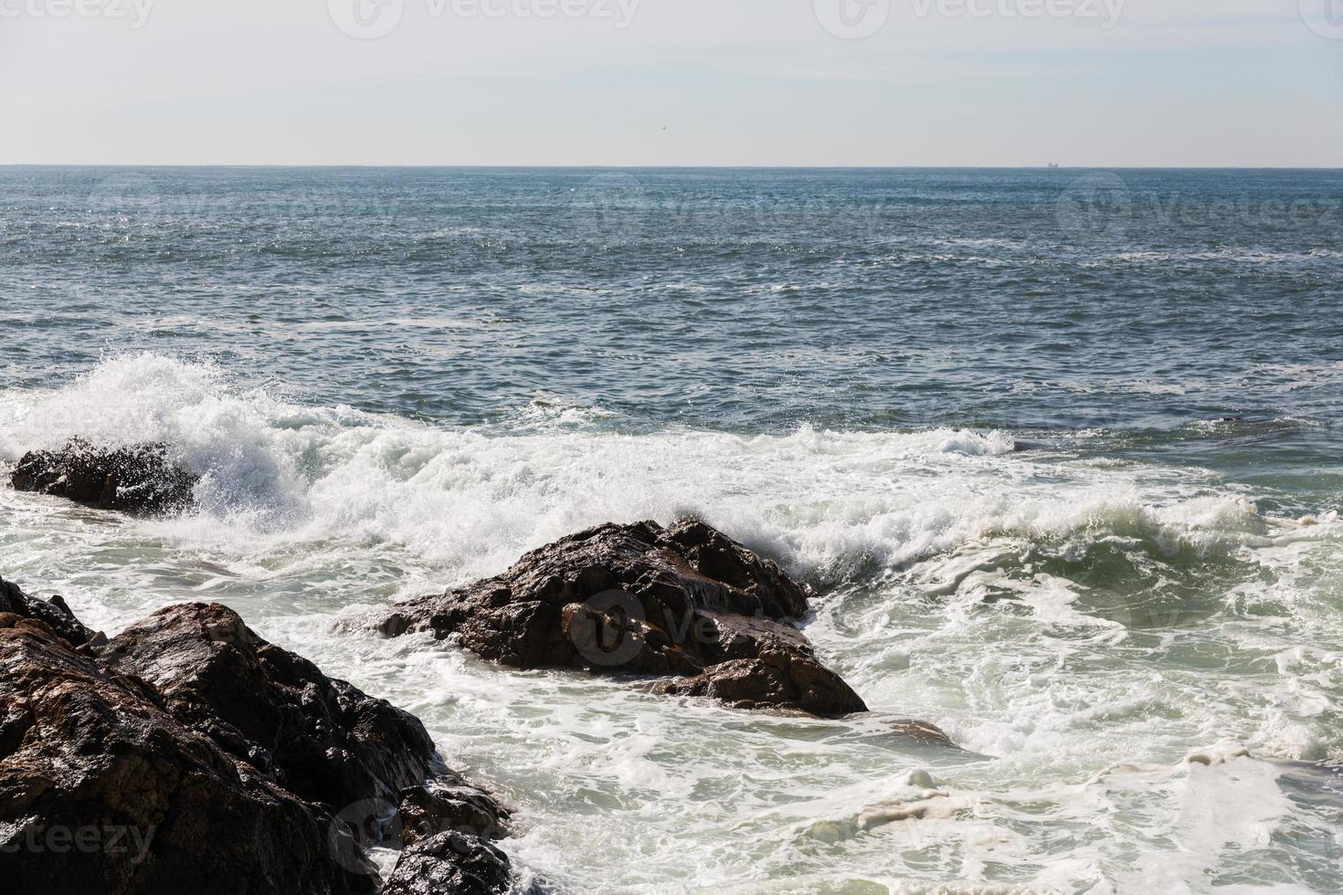 onde che si infrangono sulla costa portoghese foto