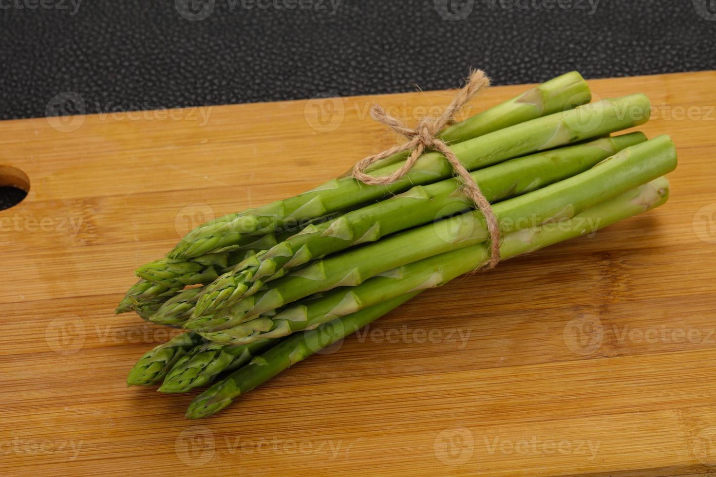 mucchio di asparagi crudi foto