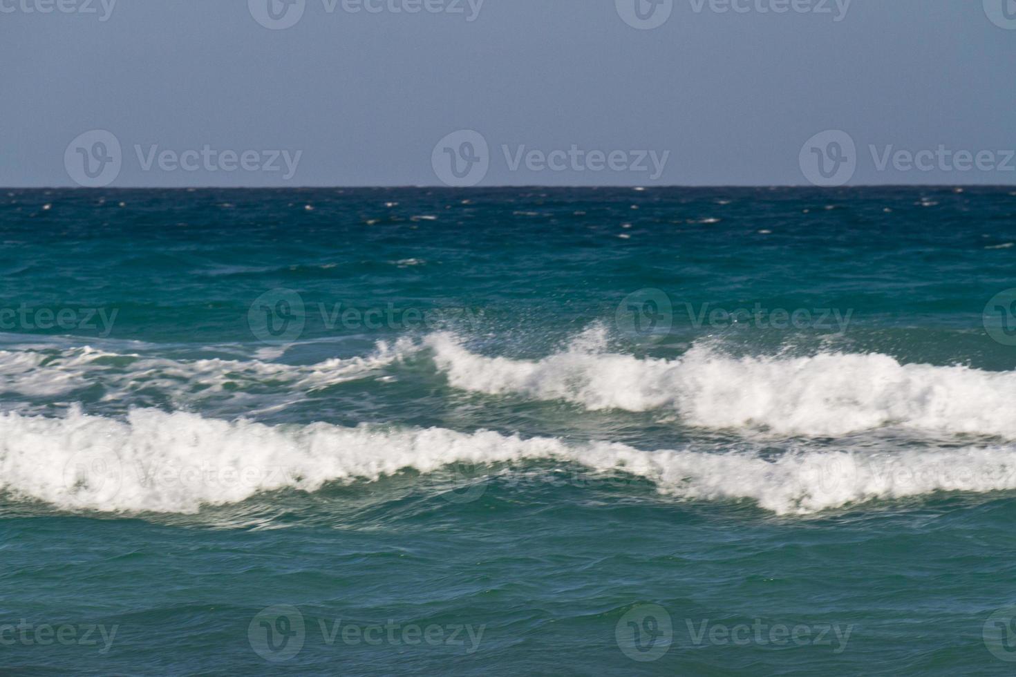 onde del mare sul Mar Mediterraneo foto