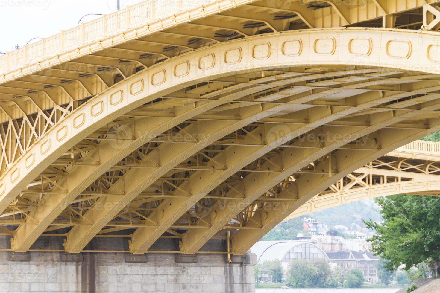 vista panoramica del ponte margit recentemente rinnovato a budapest. foto