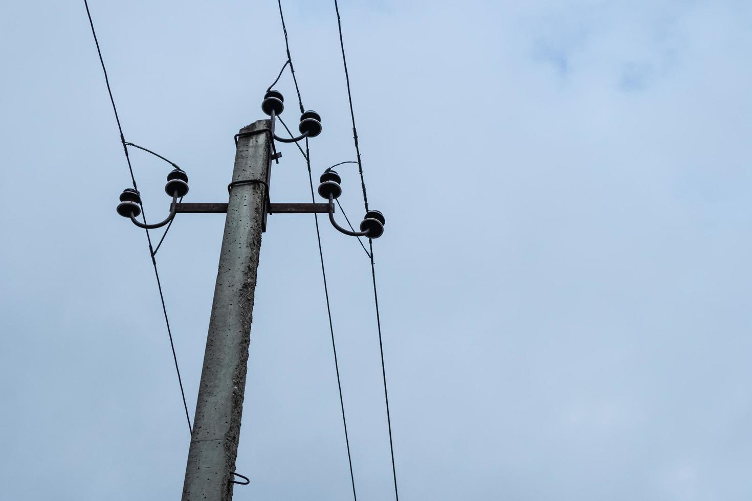 linea elettrica ad alta tensione di un piccolo villaggio. foto