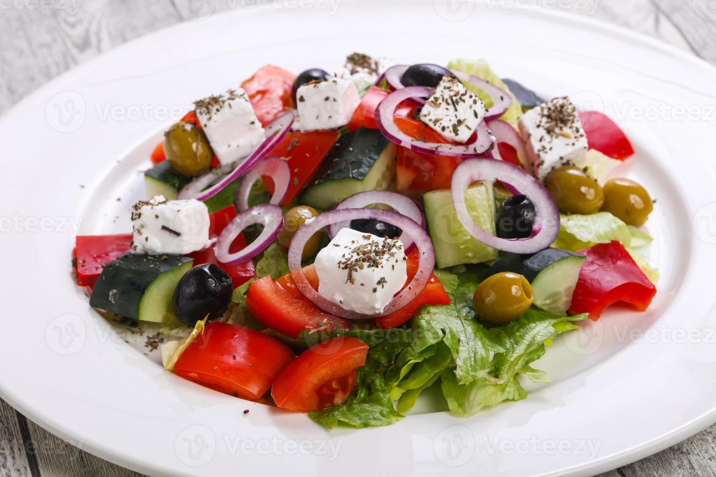 insalata greca tradizionale con formaggio feta foto