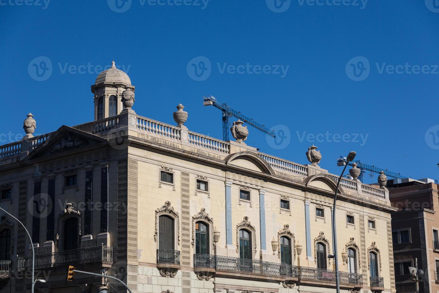 facciate di edifici di grande interesse architettonico nella città di barcellona - spagna foto