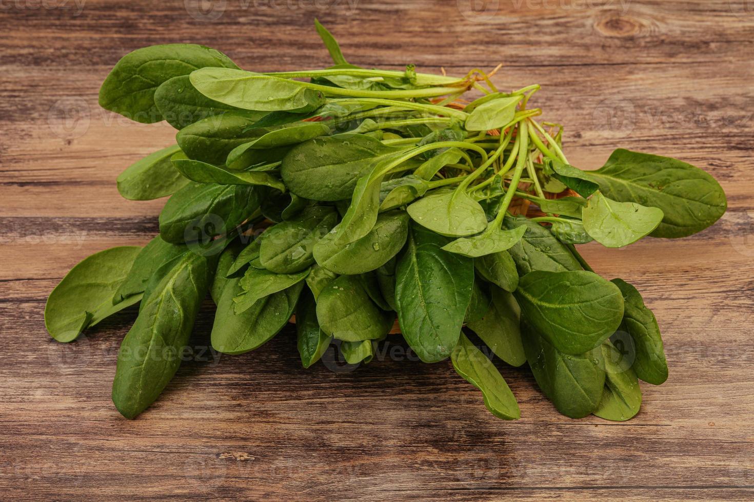 mucchio di foglie di spinaci verdi freschi foto