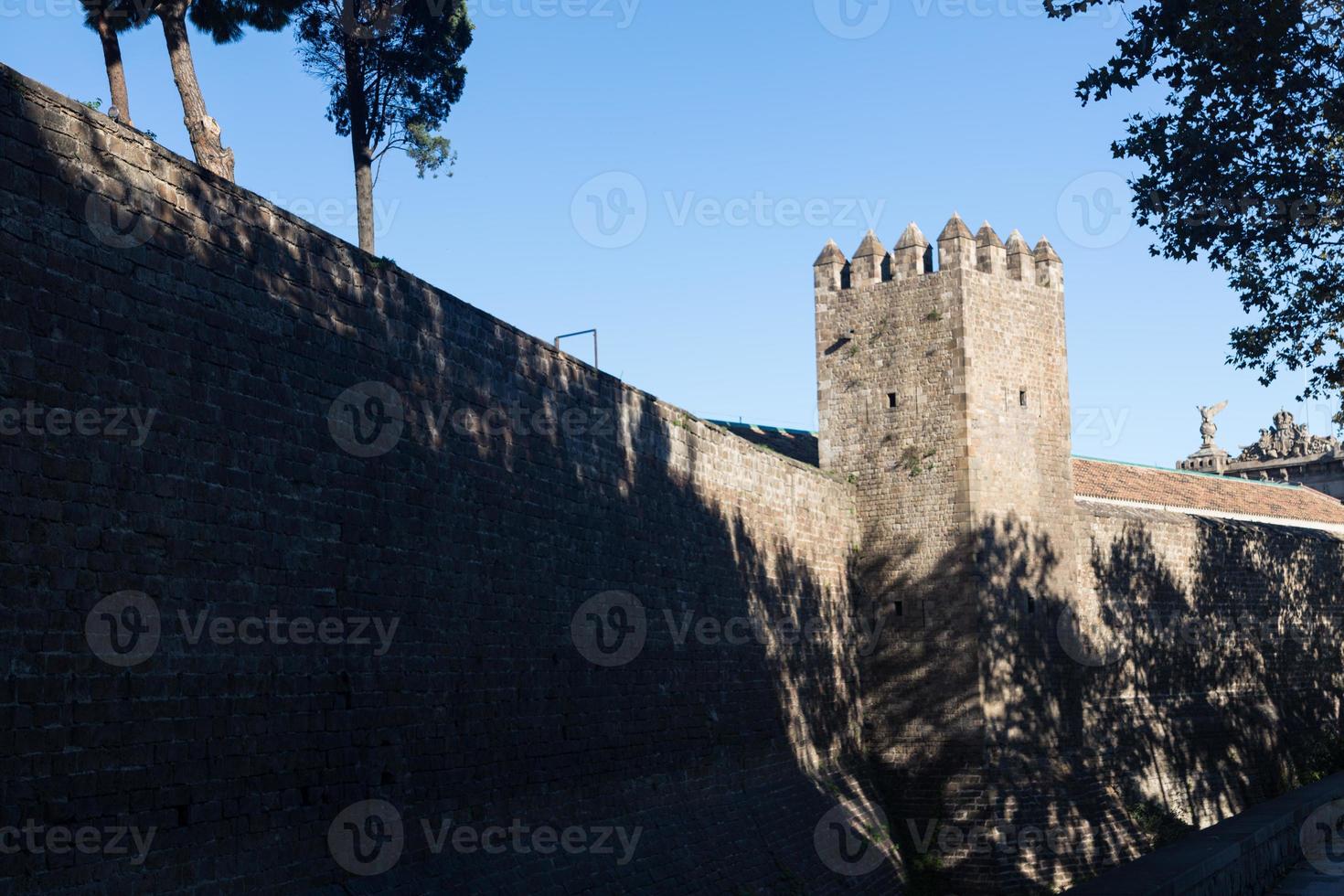 vecchio muro e torre della città di Barcellona foto