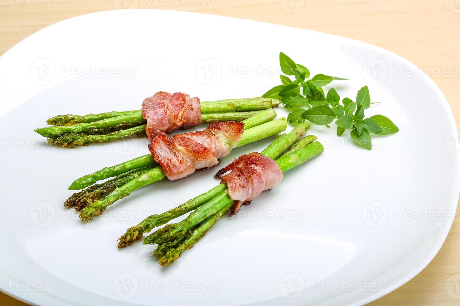 asparagi grigliati con pancetta foto