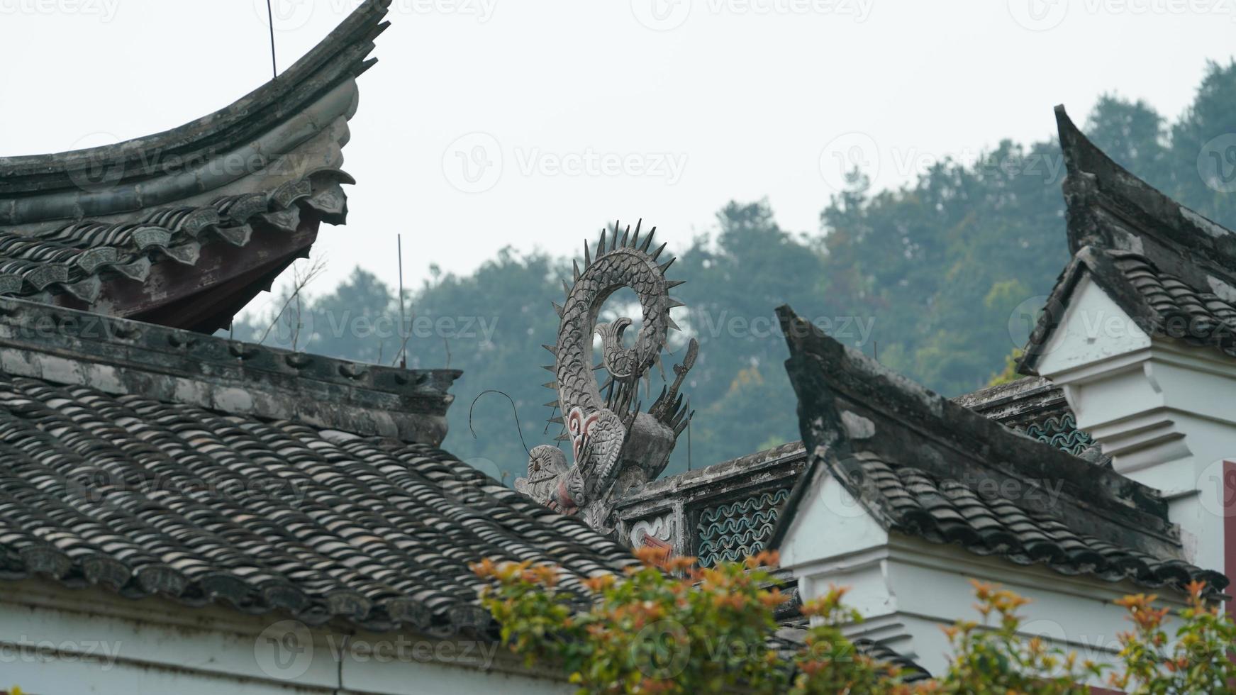 le antiche architetture cinesi realizzate con i mattoni e decorate con la scultura in mattoni foto